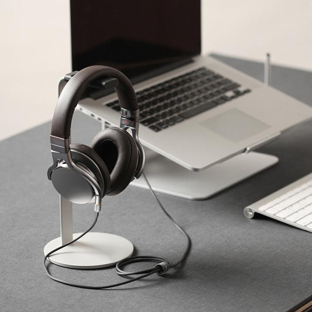 Sleek Aluminum Headphone Holder Stand with Silicone Pad for Desk and Gaming Headsets