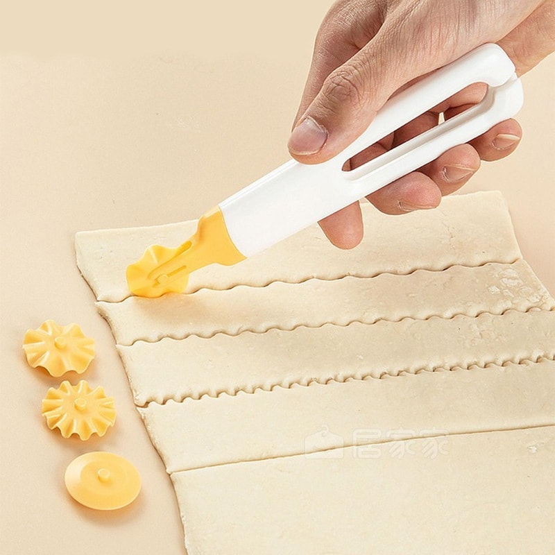 Decorative Roller Cutter And Pastry Cutter Set For Baking Cakes And Pie Crusts 0