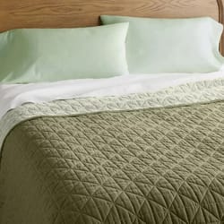 lightweight full/queen reversible quilt, tonal green with diamond stitching, thread count, polyester fill