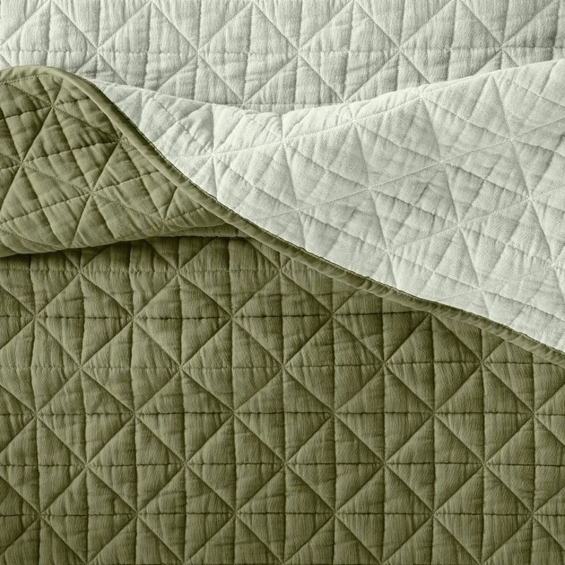 Lightweight FullQueen Reversible Quilt Tonal Green With Diamond Stitching Thread Count Polyester Fi 4