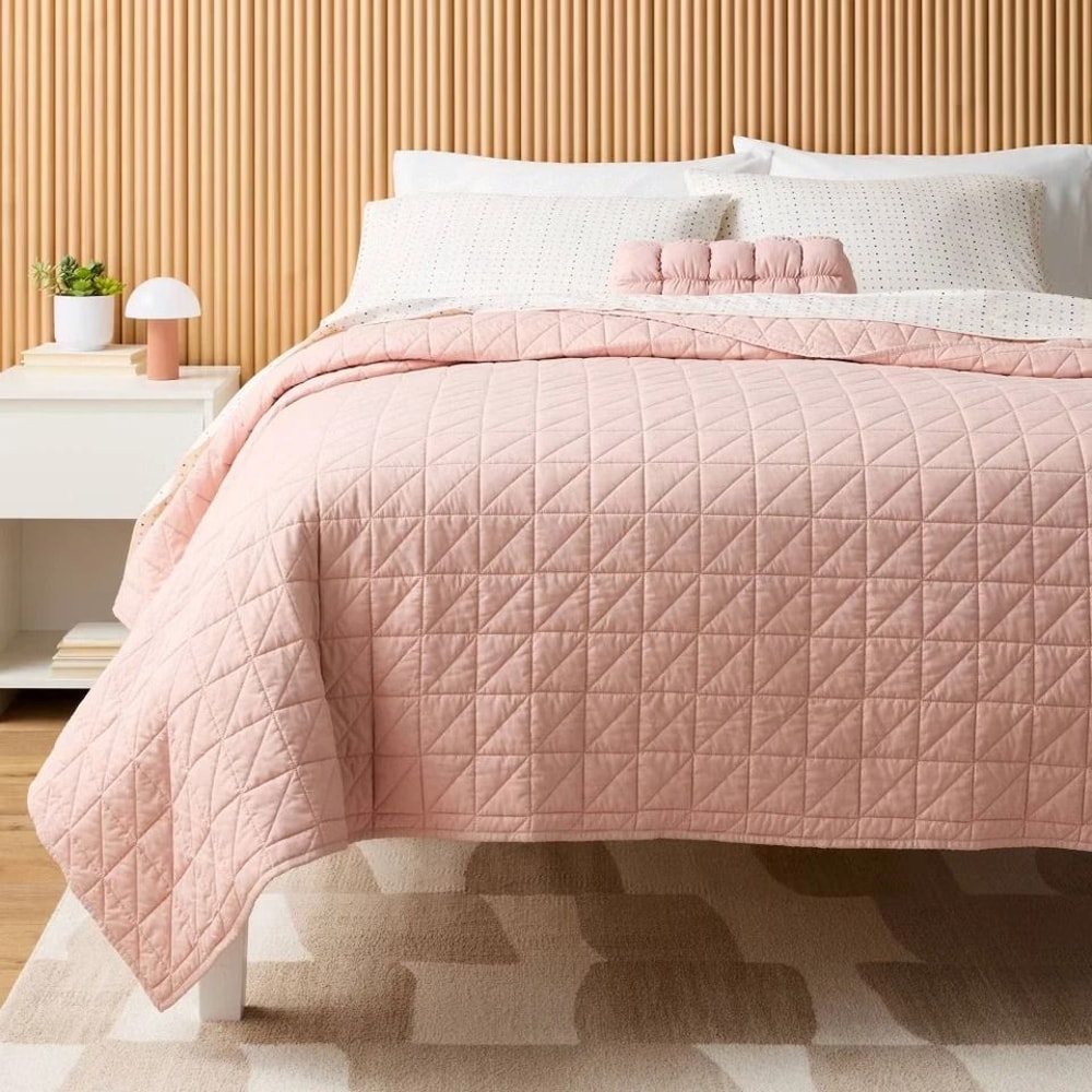 Room Essentials FullQueen Microfiber Quilt Light Pink Soft Polyester Fiber Fill Machine Washable Co 2