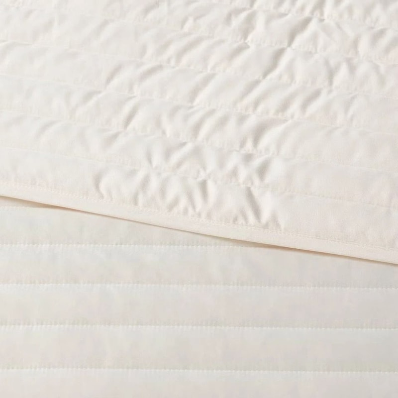 Room Essentials Satin Quilt Ivory TwinTwin Extra Long Soft Midweight Sateen Easy Care 2