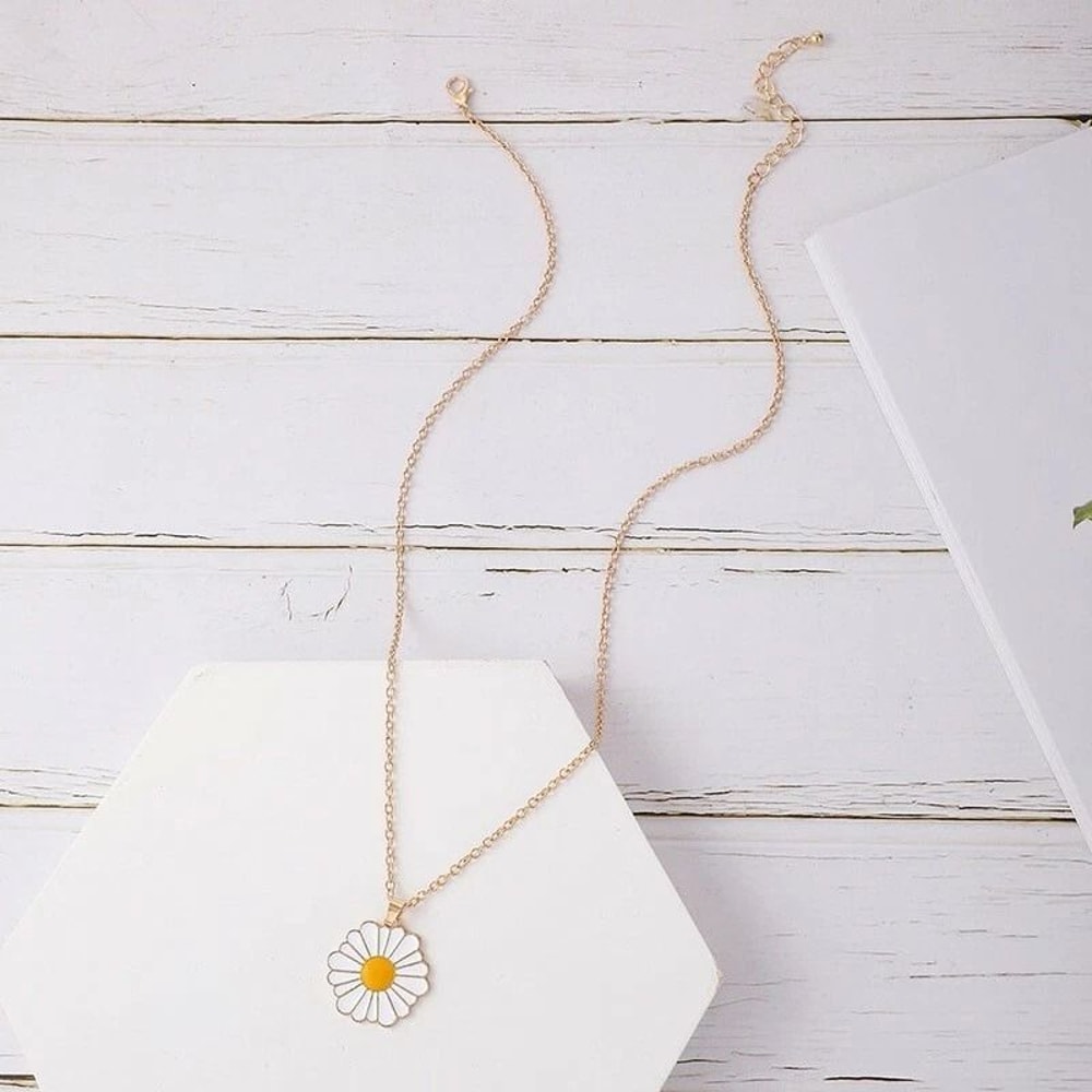 Elegant Daisy Flower Necklace Vintage Petal Pendant For Women Fashion Jewelry 1