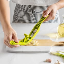 multifunctional garlic press and vegetable squeezer, kitchen tool for pressing, mashing and slicing garlic and vegetable