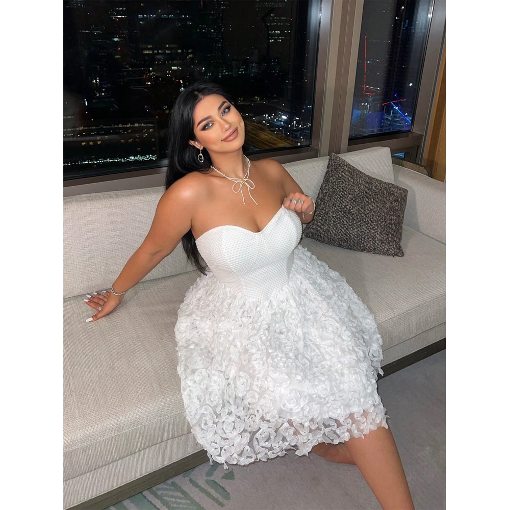 Models Elegant Three-Dimensional Flowers Corset Dress with Flowers Net Yarn Patchwork in Polyester Material