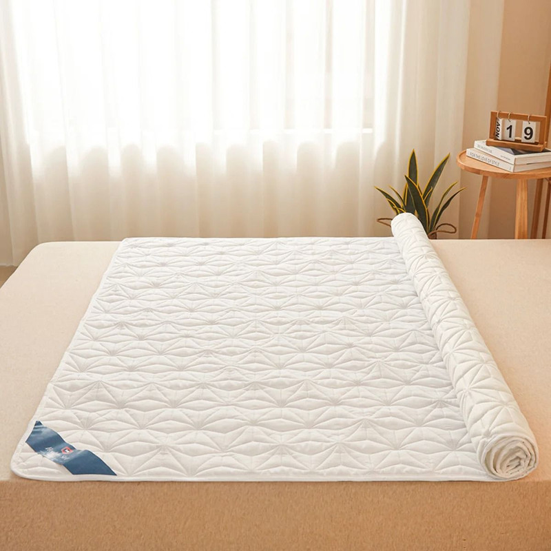 Waterproof Mattress Protector Breathable Noiseless Mattress Cover With Elastic Straps 5