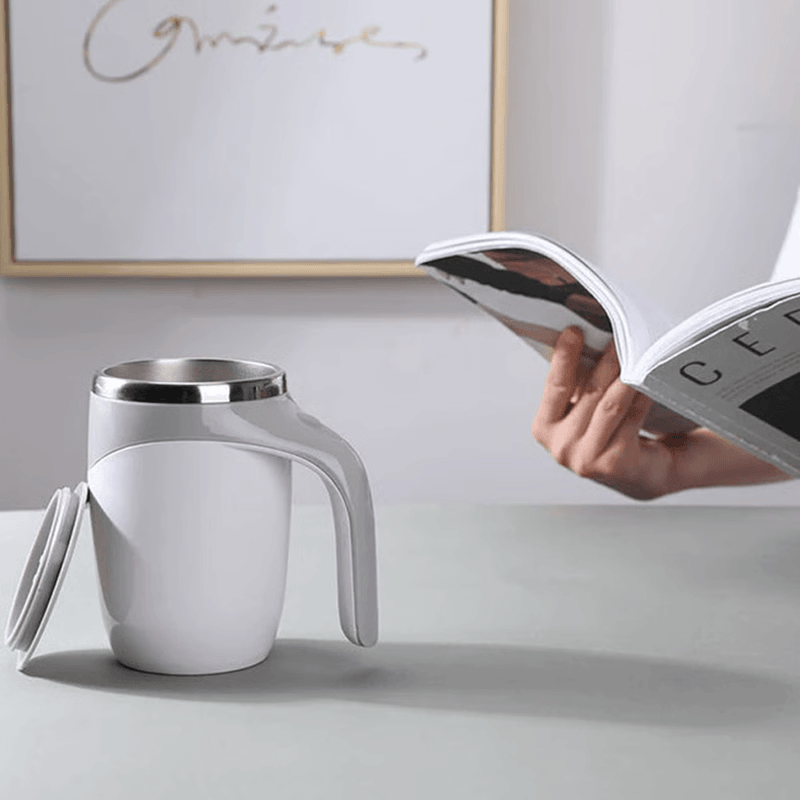 Travel coffee mug with magnetic stirring