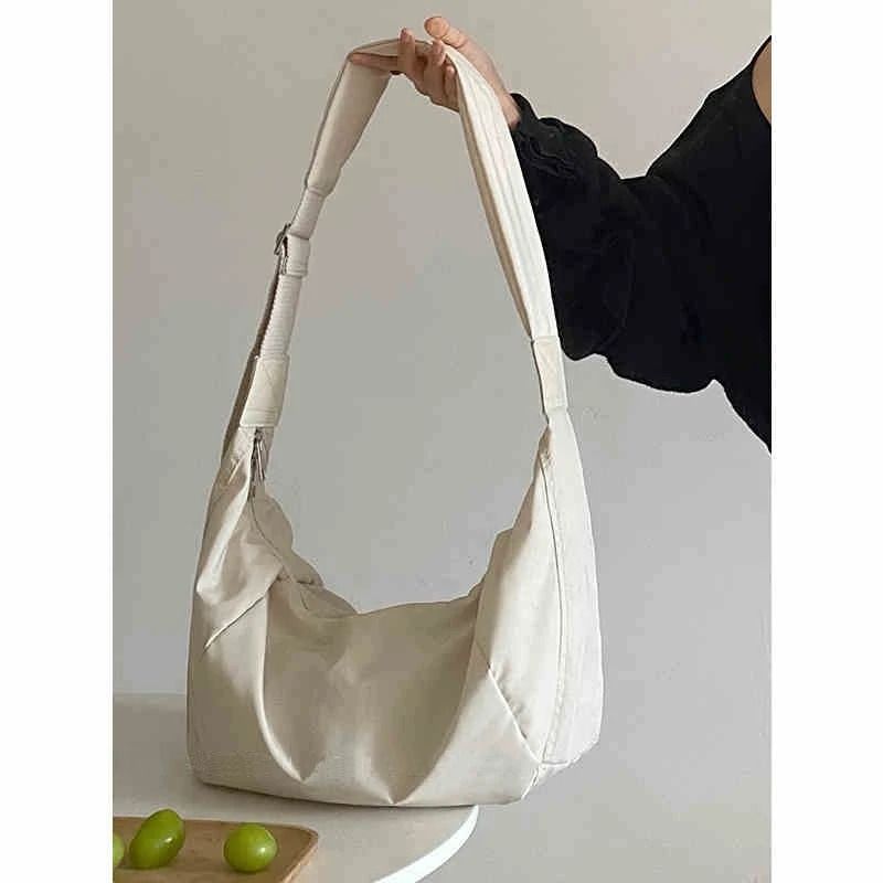 Fashionable LargeCapacity Commuter Canvas Bag With Adjustable Strap 2