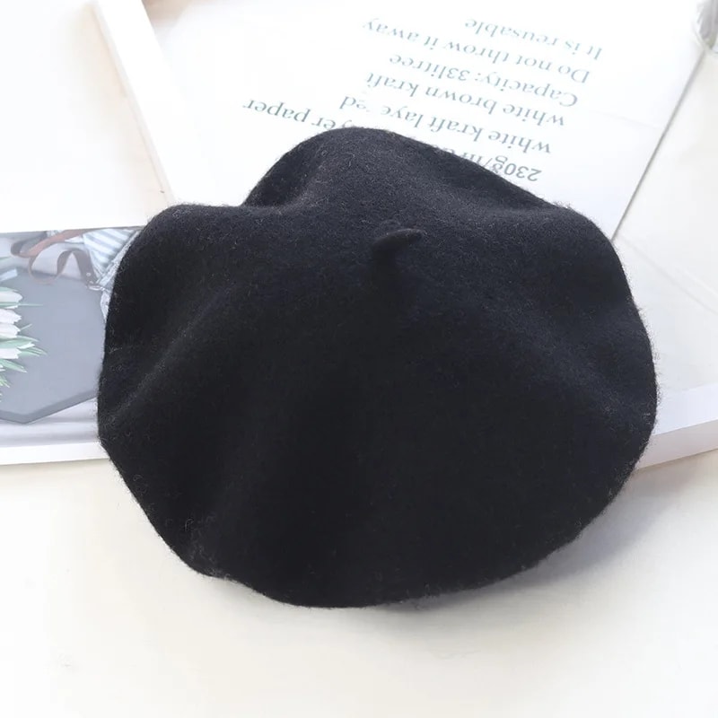 Lightweight winter beret for women