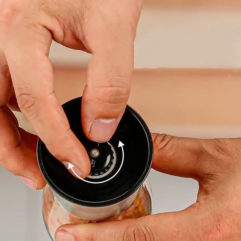 Ergonomic Stainless Steel Spice Mill With Adjustable Ceramic Core 3