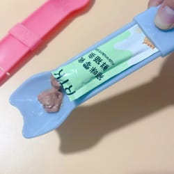 ergonomic cat strip squeeze spoon & feeder