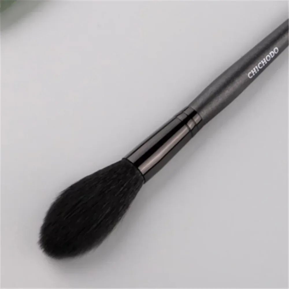 Professional Goat Hair Makeup Brush For Blush Highlighter And Seamless Blending 4