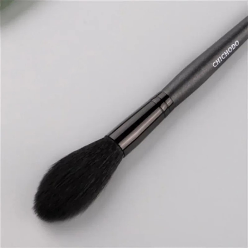 Professional Goat Hair Makeup Brush For Blush Highlighter And Seamless Blending 4