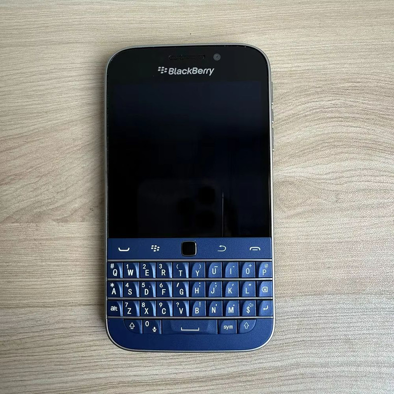BlackBerry Classic Q20 Smartphone  Unlocked 4G Cellphone With Keyboard  8MP Camera 0