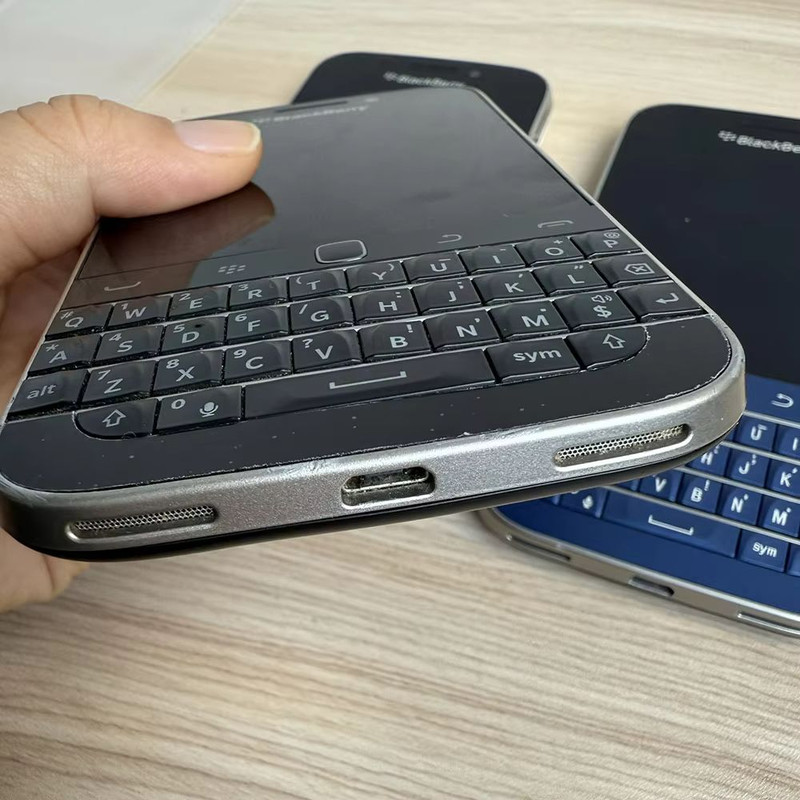 BlackBerry Classic Q20 Smartphone  Unlocked 4G Cellphone With Keyboard  8MP Camera 4