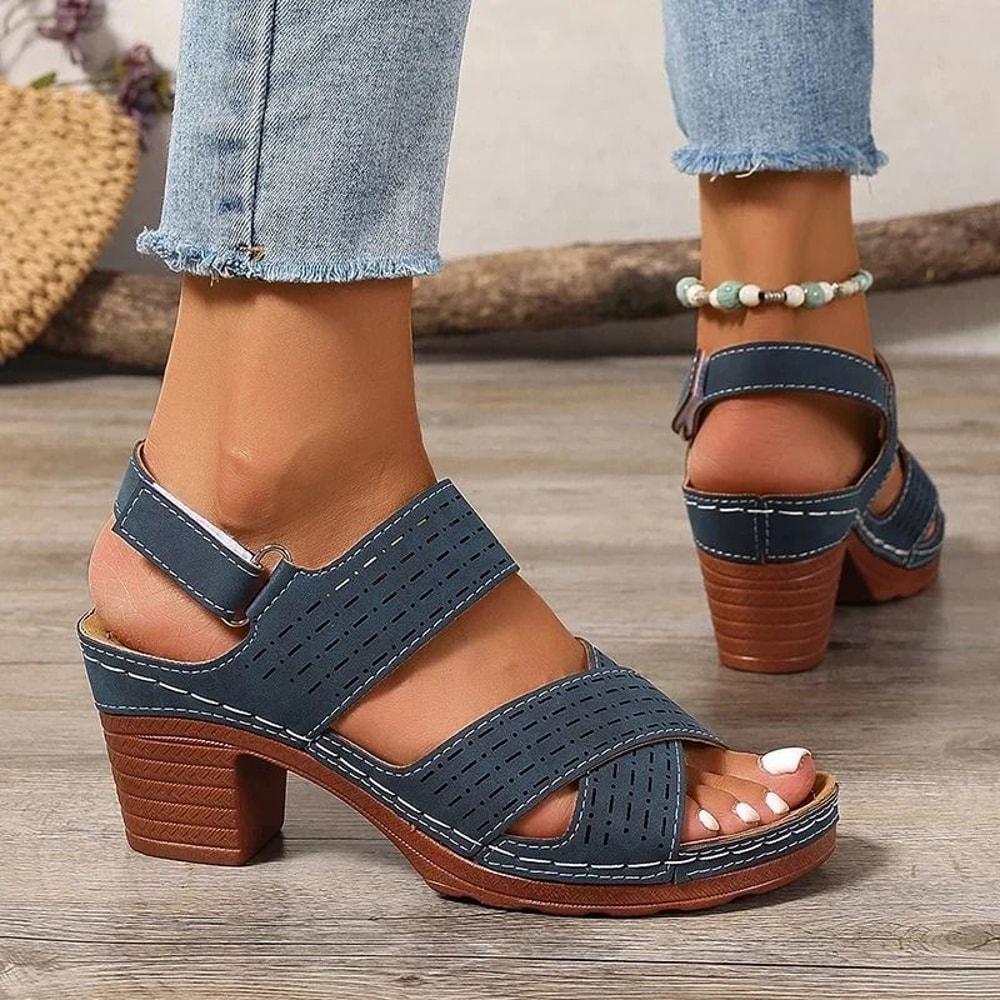 Women Platform Sandals With Cross Band And High Heel Design For Summer Wear 3