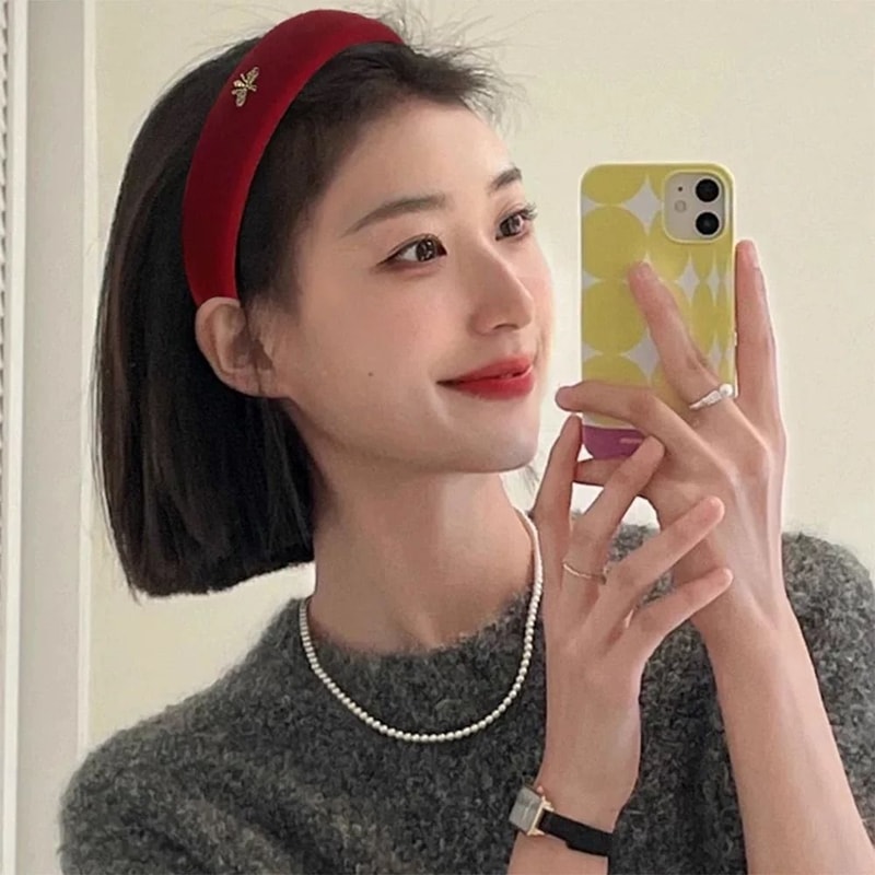 Black Velvet Hairband With Cute Bee Design For Winter And Fall High Volume Hairstyles 1