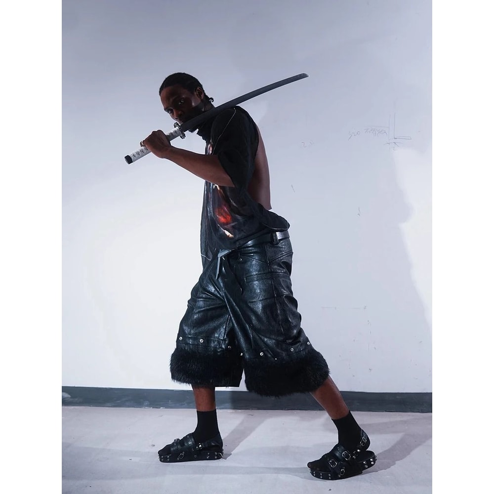 Mauroicardi Black Faux Fur Patchwork PU Leather Shorts For Men With 3D Pockets Luxury Emo Streetwea 2