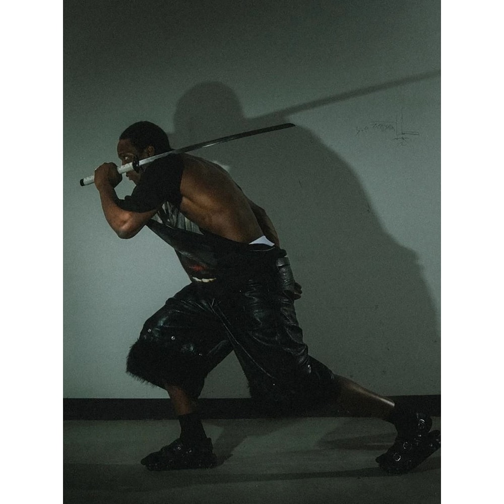 Mauroicardi Black Faux Fur Patchwork PU Leather Shorts For Men With 3D Pockets Luxury Emo Streetwea 4