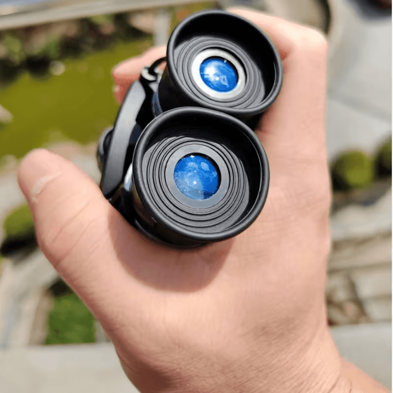 Long distance binoculars for travelers