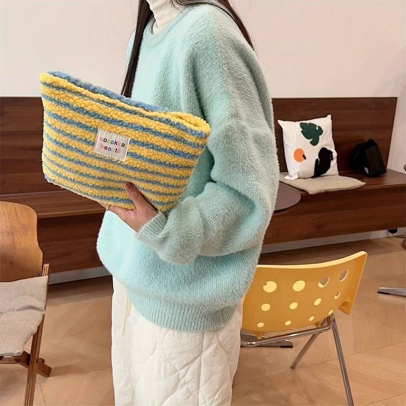 Plush Fur Large Capacity Makeup Bag 2