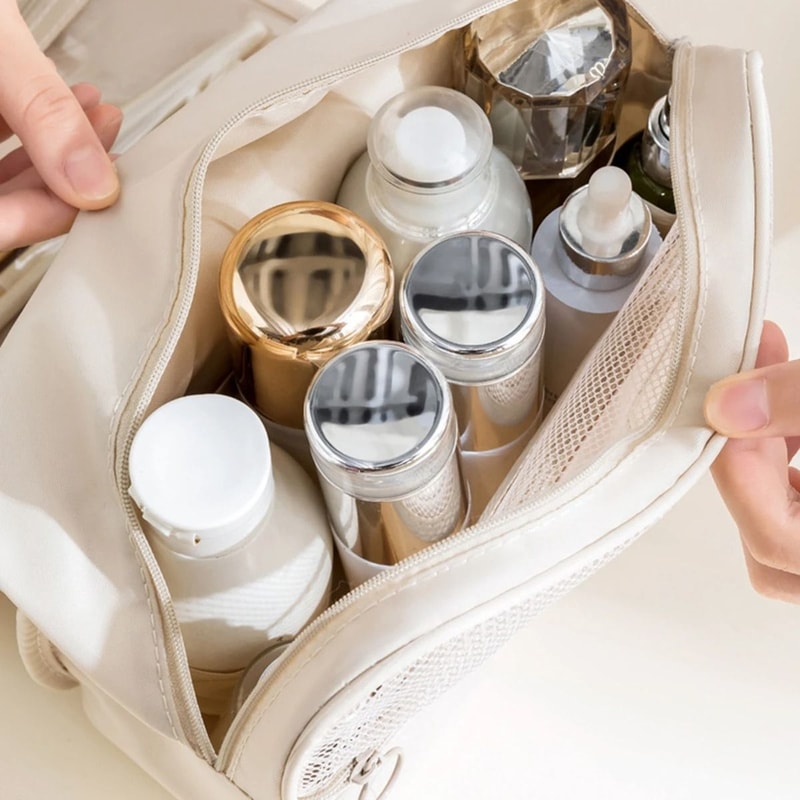 MultiFunctional Hanging Toiletry And DryWet Separation Travel Bag 3