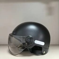 vintage black motorcycle helmet | urban commuter e-bike cycling gear with integrated goggles