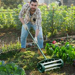 rolling lawn aerator with splash-proof fender, heavy duty garden soil aerator tool with 1.2 spikes