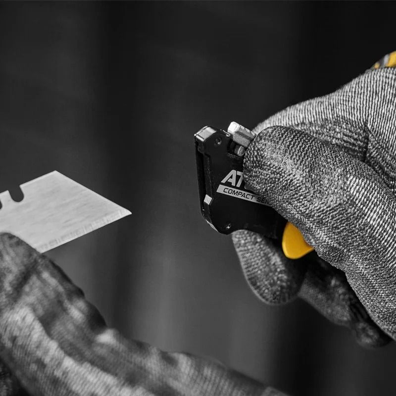 DeWalt Compact Folding Utility Knife With One Hand Operation 4