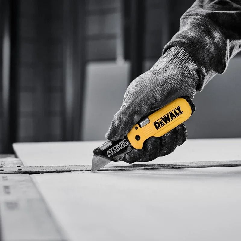 DeWalt Compact Folding Utility Knife With One Hand Operation 5