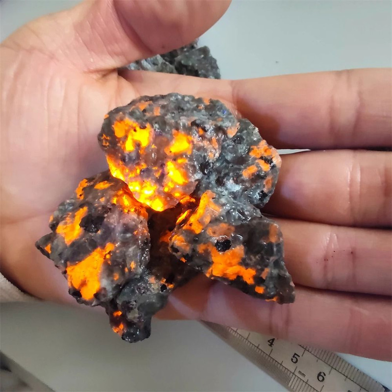 Natural Fluorescent Yooper Lite Flame Stone For Home And Energy Use 2