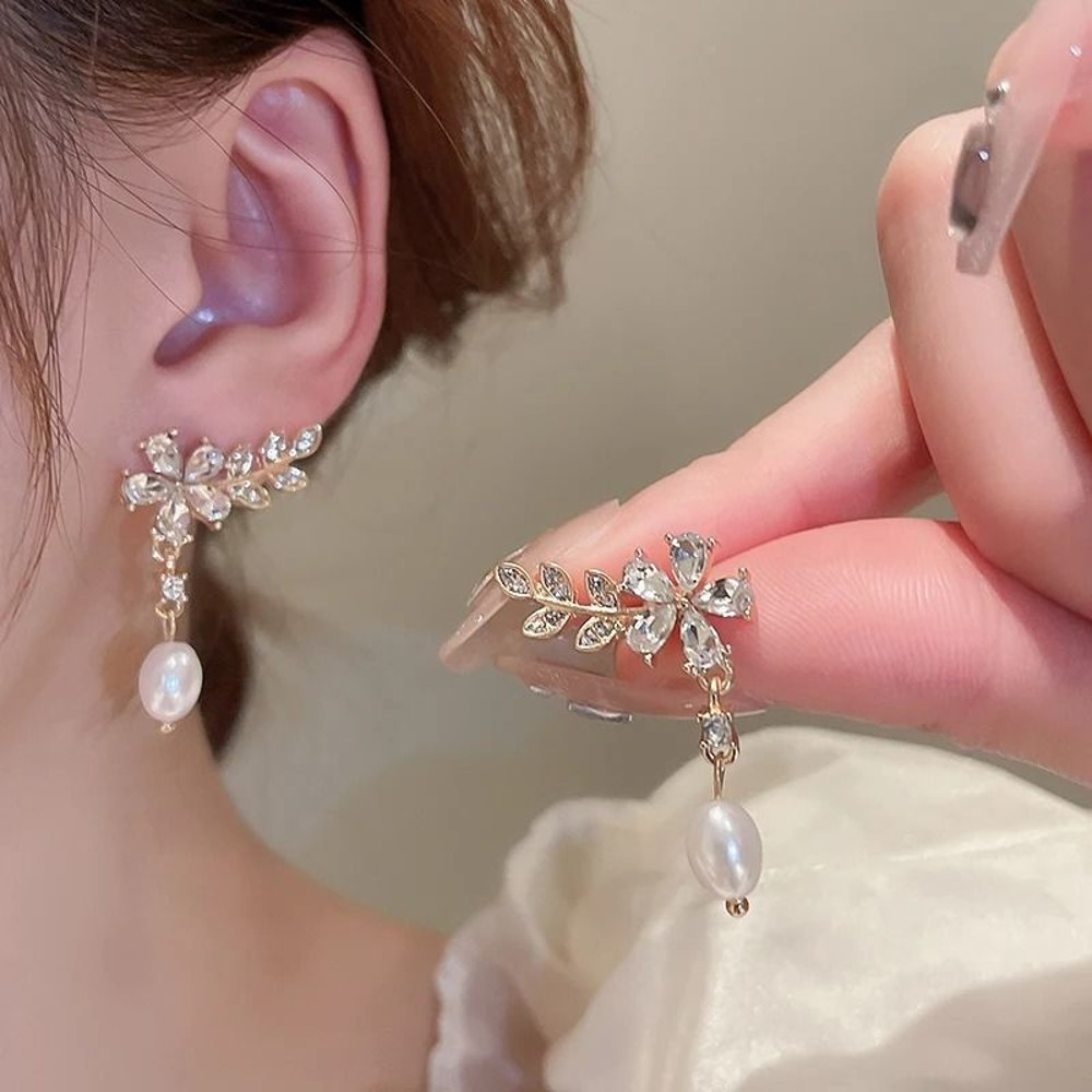 Light Luxury Flower Leaf Zircon And Pearl Stud Earrings 3