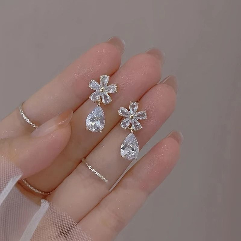 Light Luxury Flower Leaf Zircon And Pearl Stud Earrings 4
