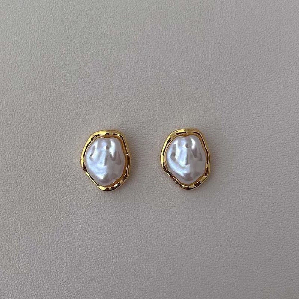 Modern Metal Pearl Stud Earrings 5