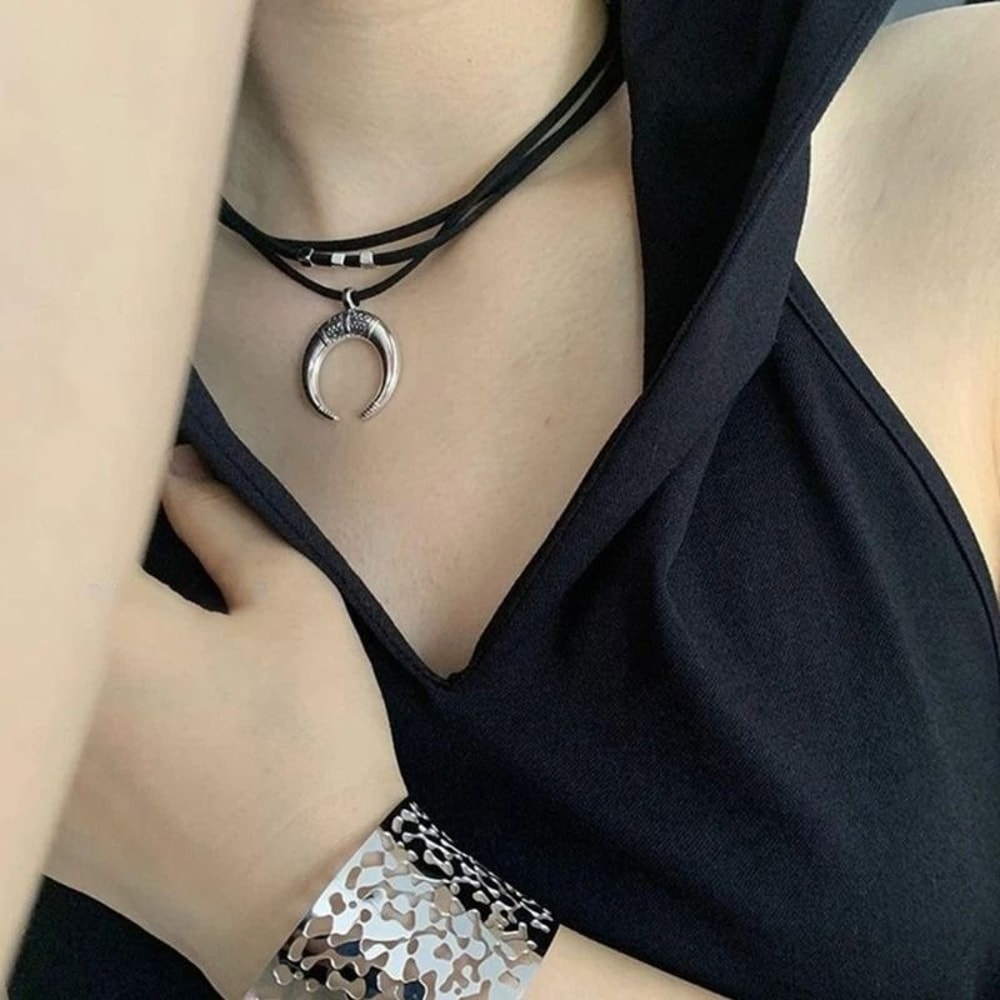 Vintage Moon Horn Pendant Necklace Simple Multilayer Choker Fashion Jewelry 1