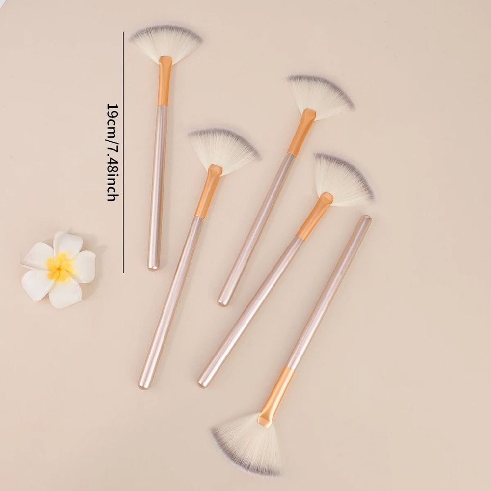 Ergonomic Fan Mask And Cosmetic Applicator 1