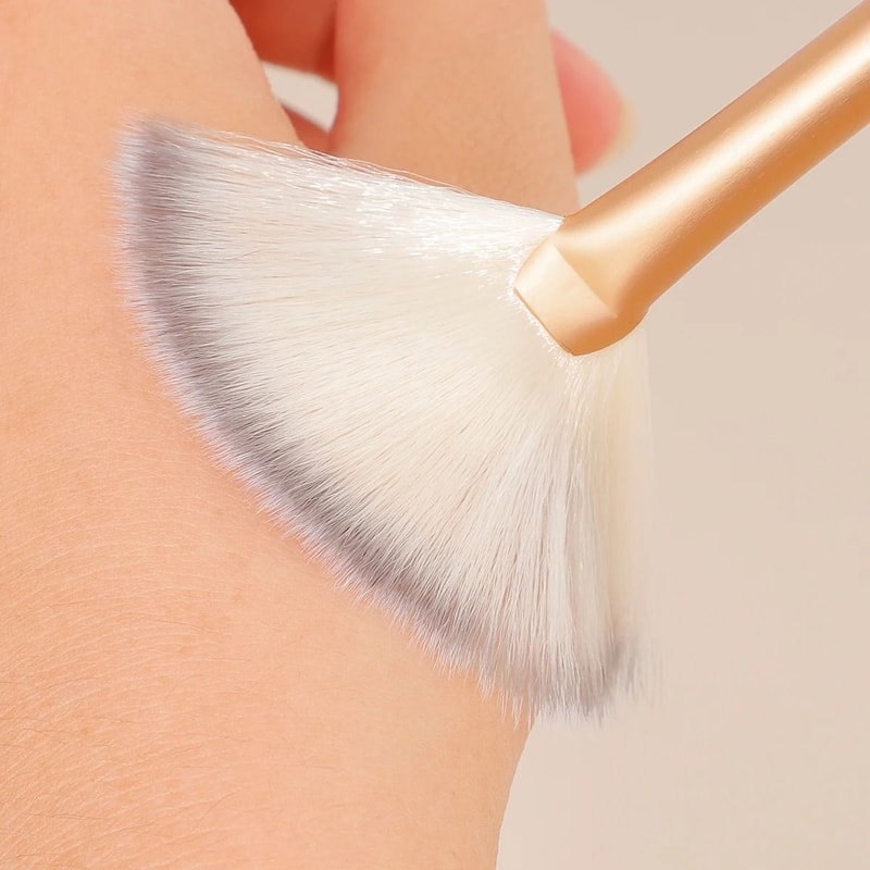 Ergonomic Fan Mask And Cosmetic Applicator 4