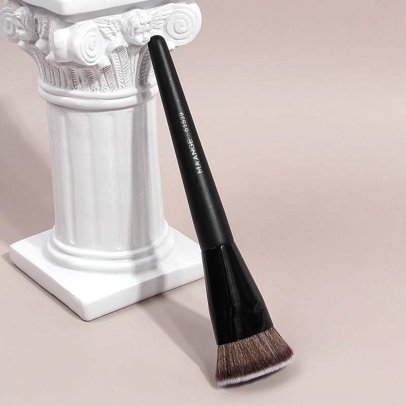 Skin Friendly Flat Head Foundation And Buffing Tool 2