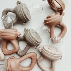 silicone baby fruit feeder pacifier with cover – fresh food nibbler & teething soother for safe self-feeding babies