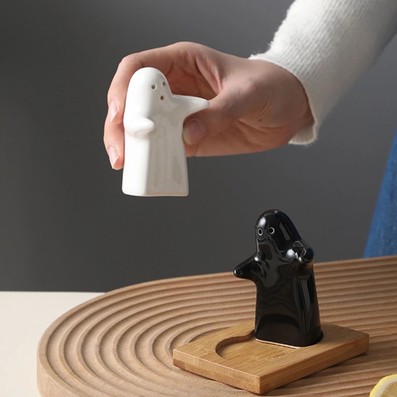 Creative Hugging Man Ceramic Pepper Shaker Cute Seasoning Jar With Funnel For Kitchen Table Decor