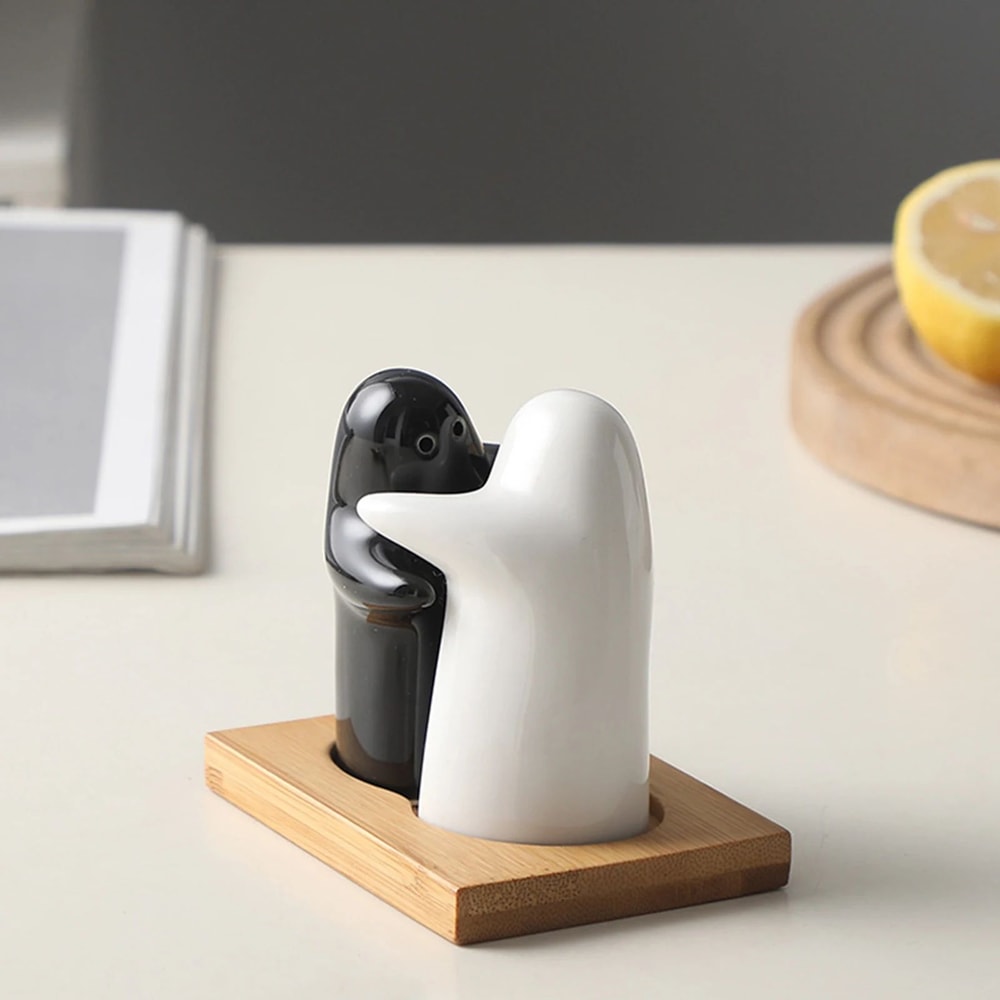 Creative Hugging Man Ceramic Pepper Shaker Cute Seasoning Jar With Funnel For Kitchen Table Decor