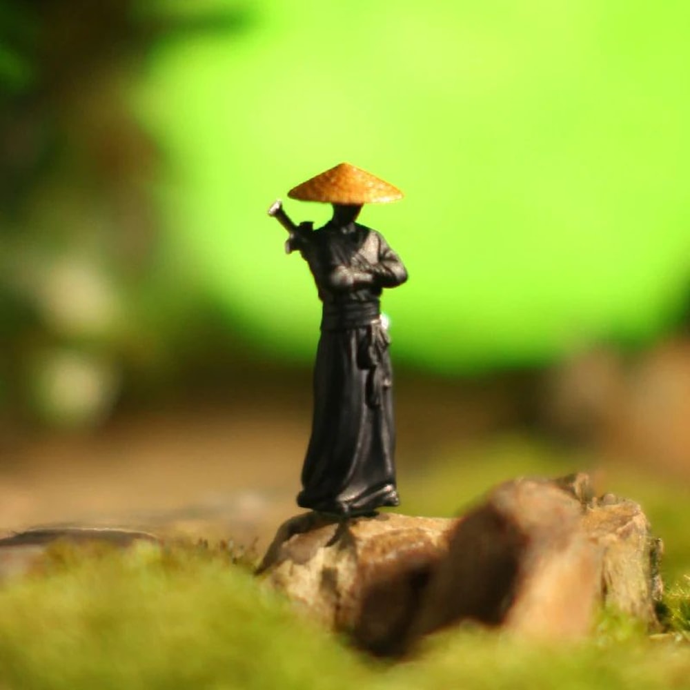 Kung Fu Swordsman Miniature Figurine 1