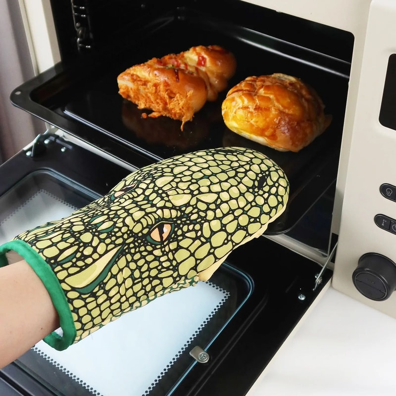 Cute Crocodile Microwave Oven Insulation Gloves 2 Pcs 1