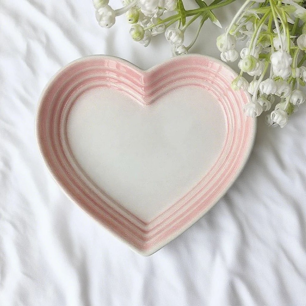 Heart Shaped Ceramic Pet Bowl With Anti Vomiting Elevated Design 6