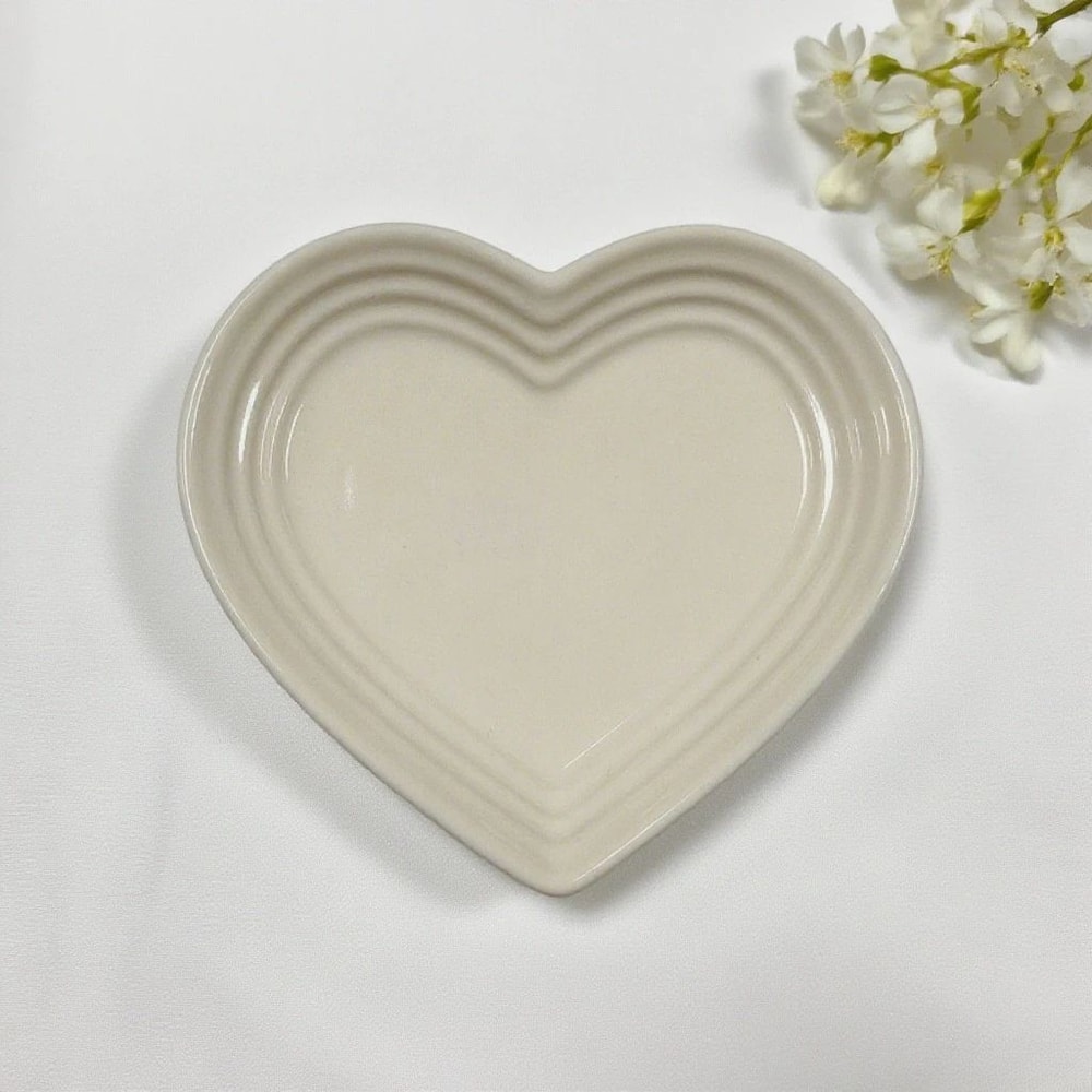 Heart Shaped Ceramic Pet Bowl With Anti Vomiting Elevated Design 10
