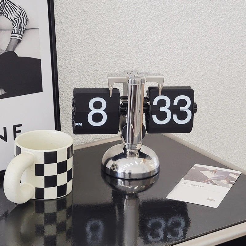 Vintage FlipPage Automatic Quartz Desk Clock Retro Timepiece Decor 1