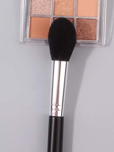 Flame Precision Blush Brush – Soft Synthetic Makeup Brush for Smooth Contour & Highlight