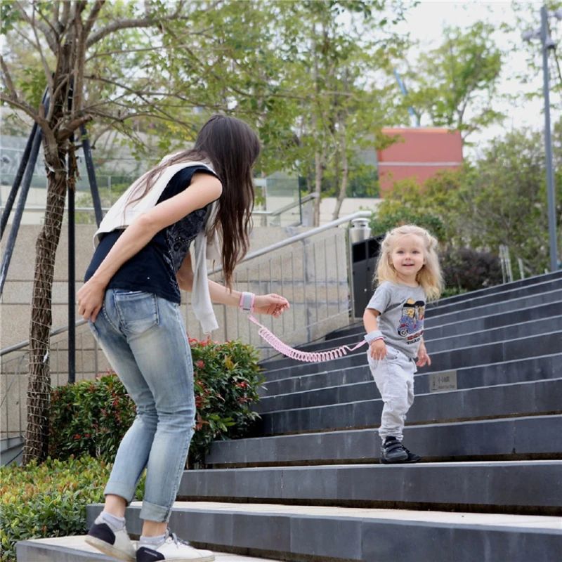 SafeSteps Toddler Safety Leash With Locking Wristband 1