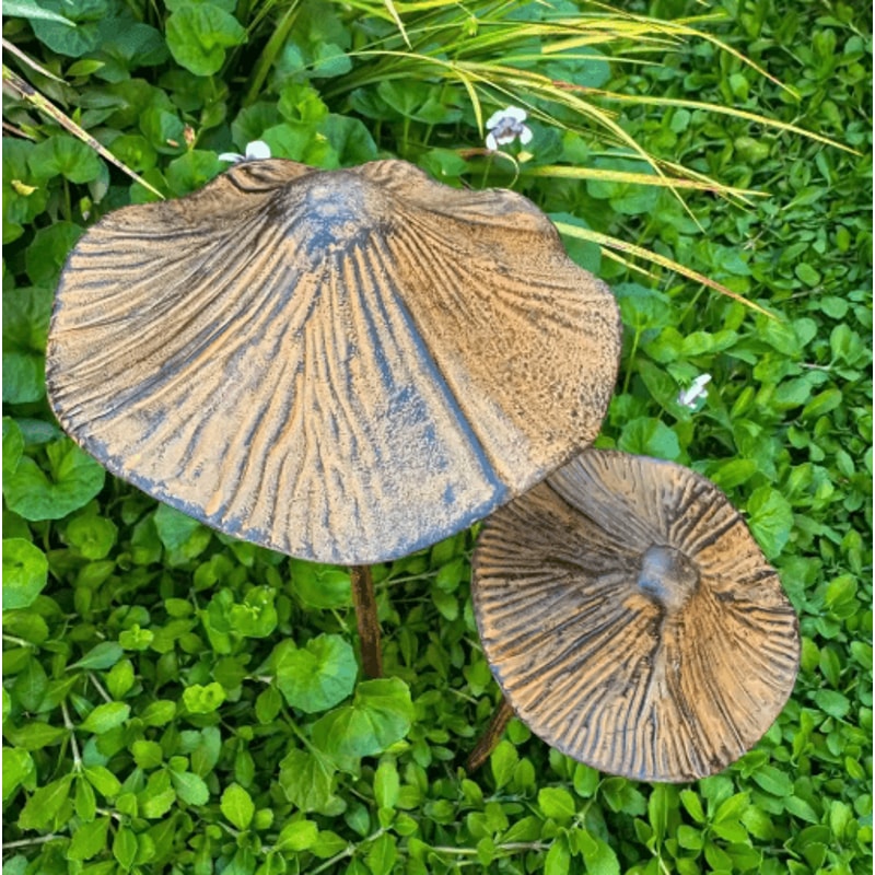 Retro Rusty Metal Mushroom Garden Decor 3Piece Set Vintage Outdoor Mushroom Statues 3