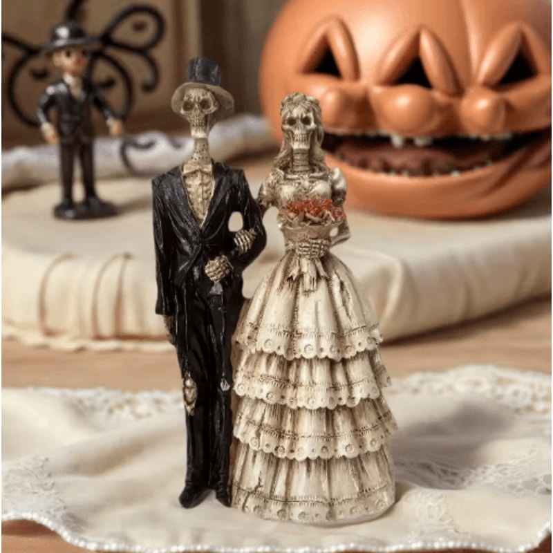 Halloween Skeleton Couple Statue In Vintage Wedding Dress Style 0